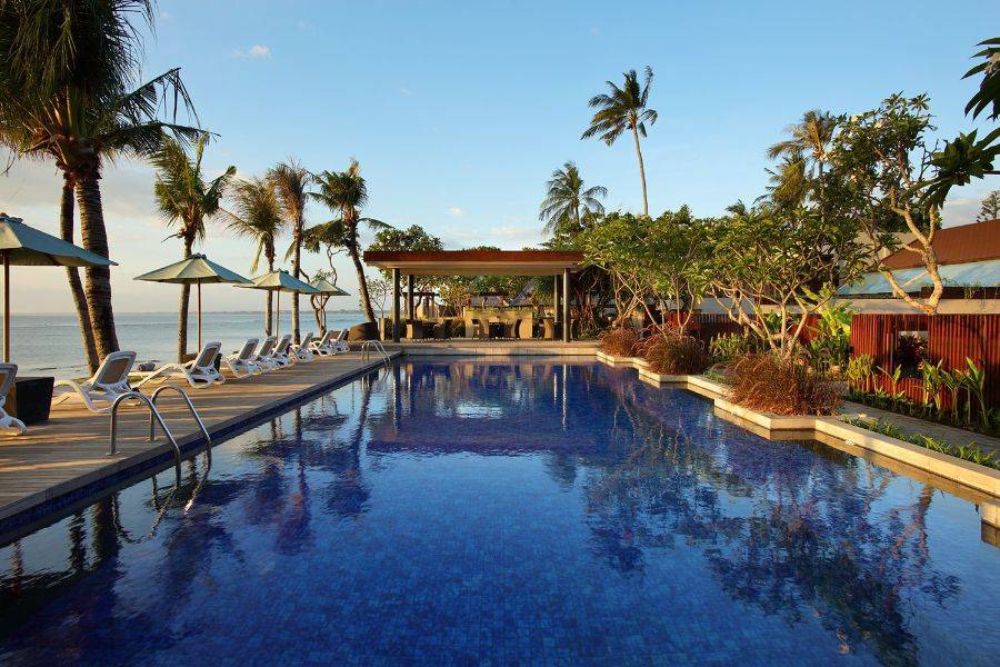 The Anvaya Beach Resort Bali – luxuriöser Infinity Pool mit tropischer Gartenanlage direkt am Strand von Bali