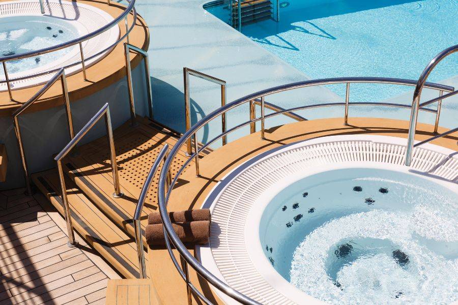 Whirlpool und Poolanlage der Silver Spirit