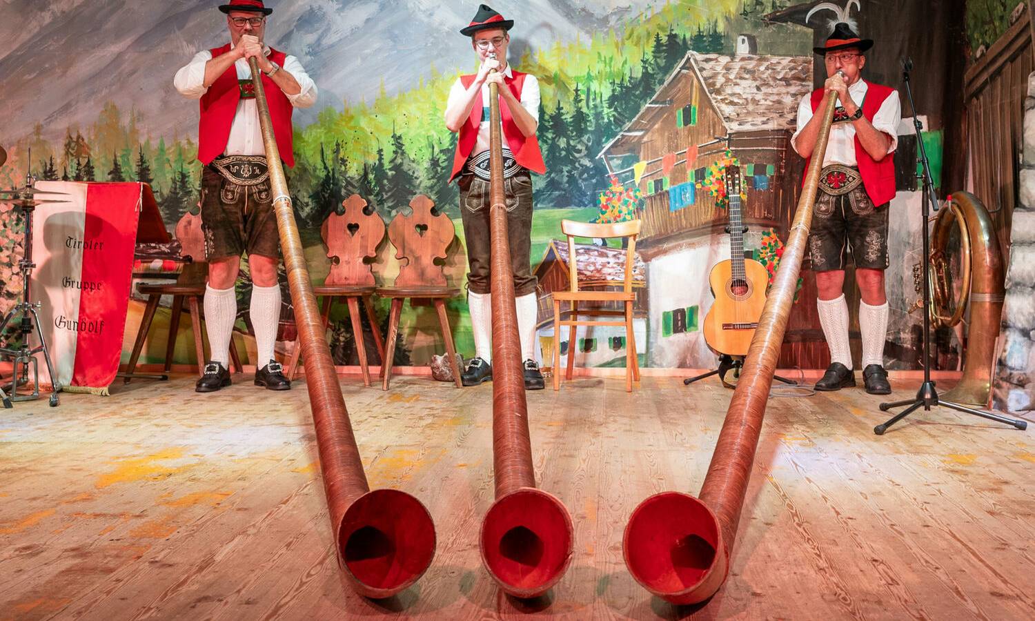 Rustikale Gala- und Eventlocation Alpensaal Innsbruck mit traditionellem Tiroler Stil und moderner Ausstattung und  Podium rechts mit Nordkette
