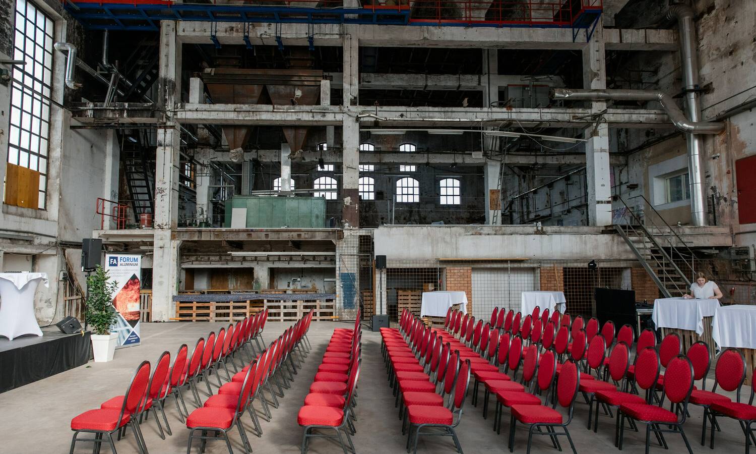 seitliche Ansicht von Eventlocation in Industriehalle