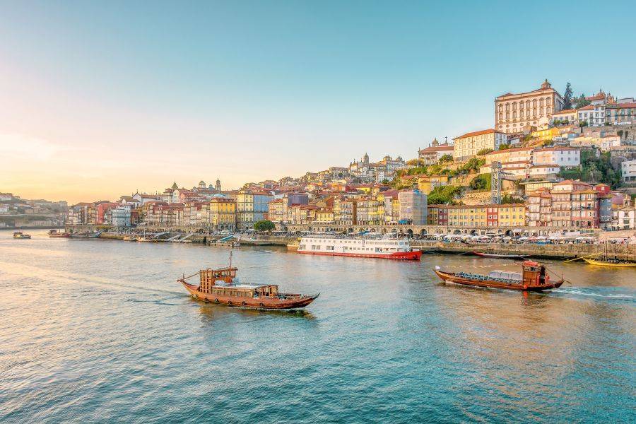 Blick auf Porto und den Douro mit traditionellen Booten und historischer Altstadt