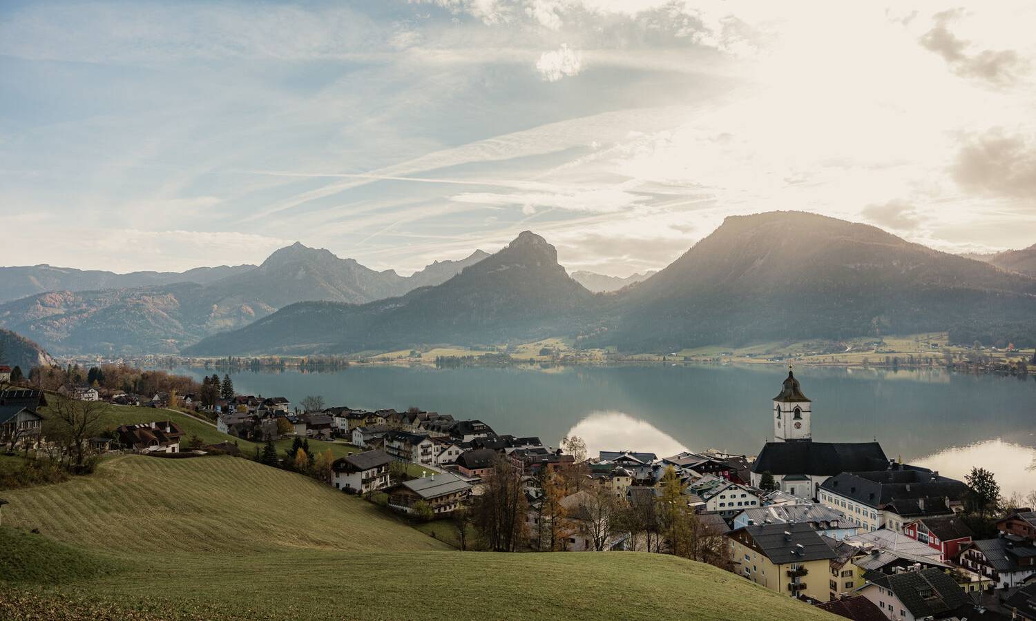 Außenansicht des Hotel Peter von Paul der Wirt mit Gebäude und Seeblick