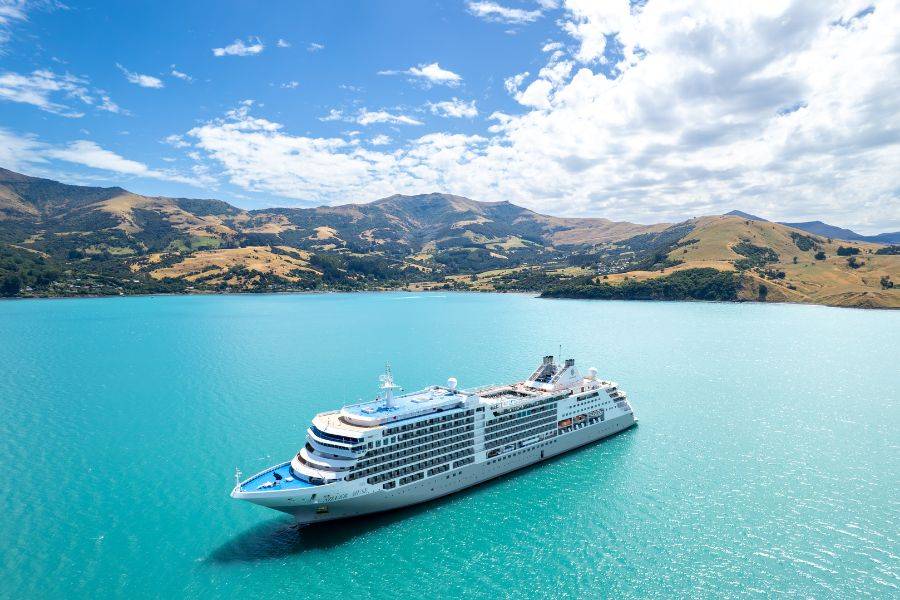 Silver Muse umgeben von türkisem Wasser