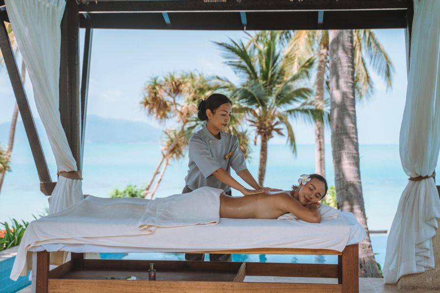 Wellnessmassage im Freien mit Meerblick im Melati Beach Resort