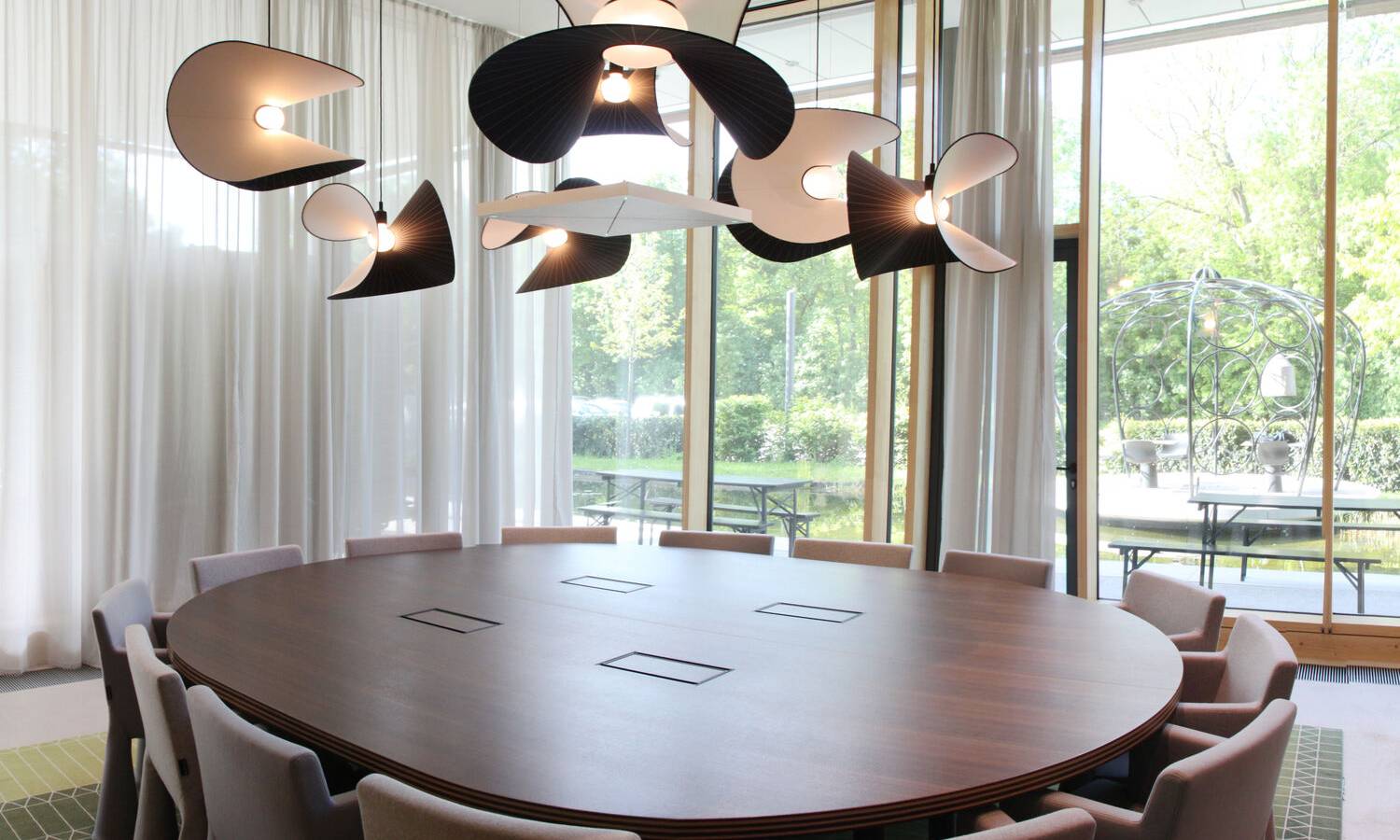 Seminarraum Maple Room im PRISMA by Lumia  mit Rundem Tisch und Booardroom Bestuhung mit offenem Raumkonzept und stilvoller Einrichtung