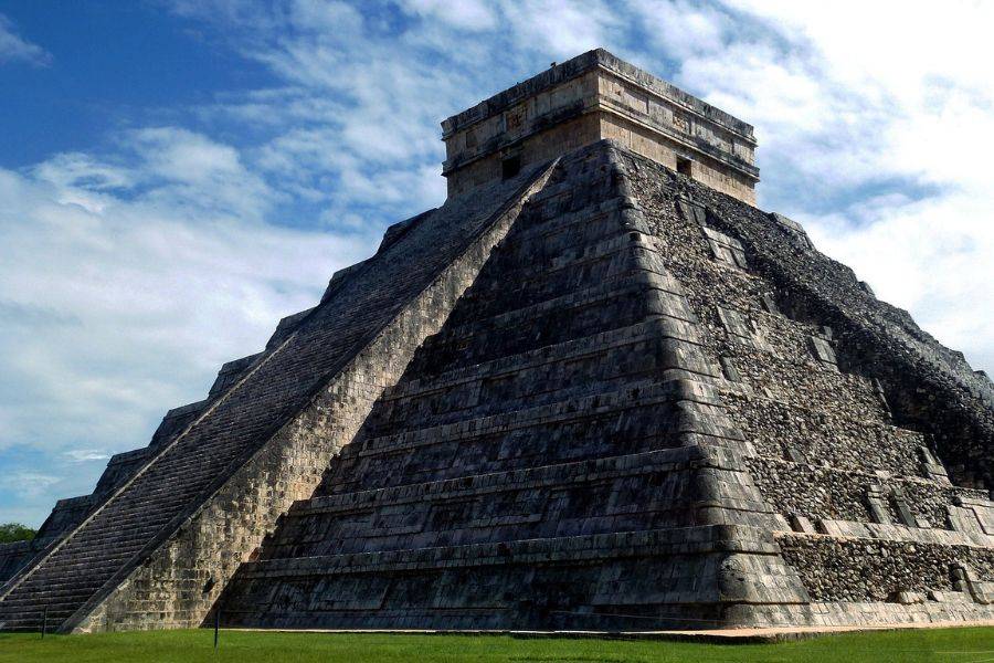 Die beeindruckende Pyramide von Kukulcán in Chichén Itzá, Mexiko, eine gut erhaltene Maya-Tempelstruktur mit steilen Stufen und symmetrischer Architektur.