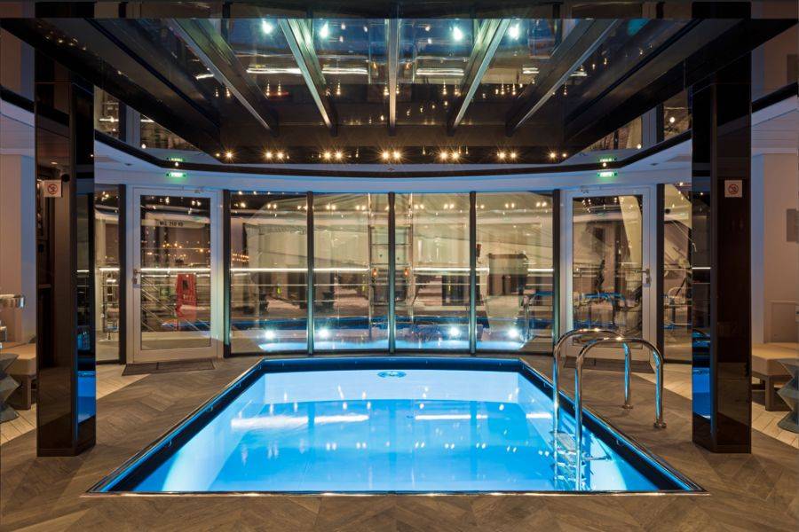 Der innere Poolbereich des Flusskreuzfahrtschiffes. Sehr modern eingerichtet.