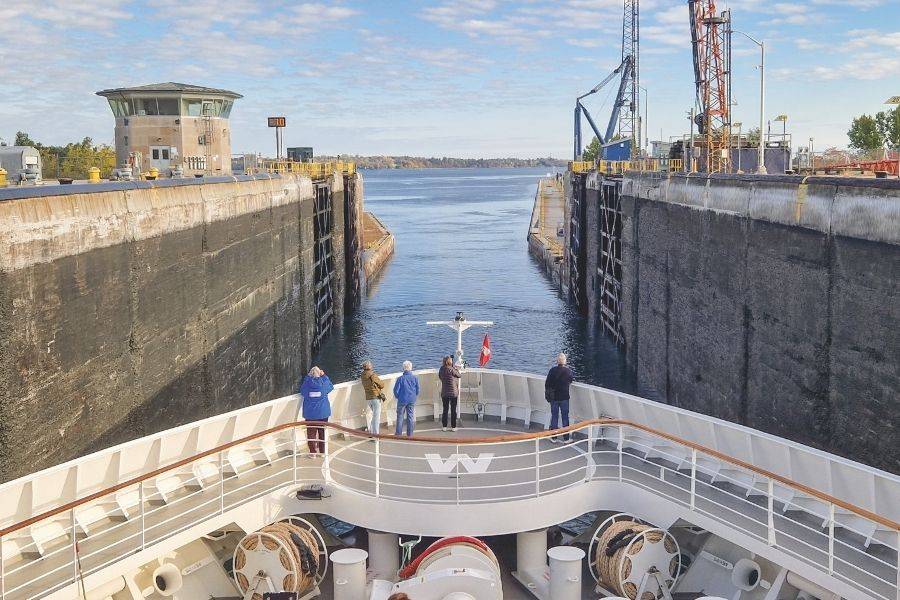 Schleusenpassage auf den Great Lakes mit Blick vom Bug des Expeditionsschiffes