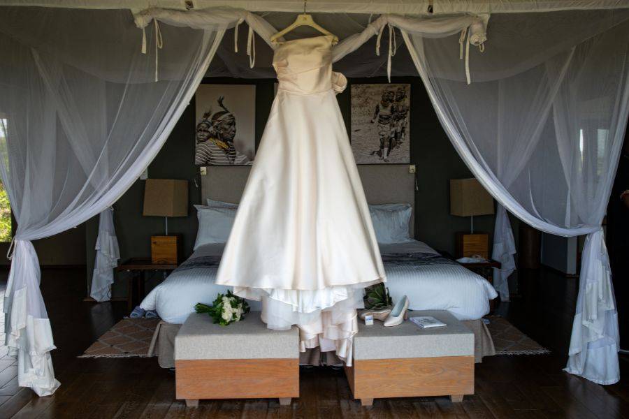 Das Zimmer der Lodge. Sie sind rustikal eingerichtet, strahlen trotzdem Wärme aus. Die Terasse ist offen und man hat einen direkten Blick auf die Serangeti.