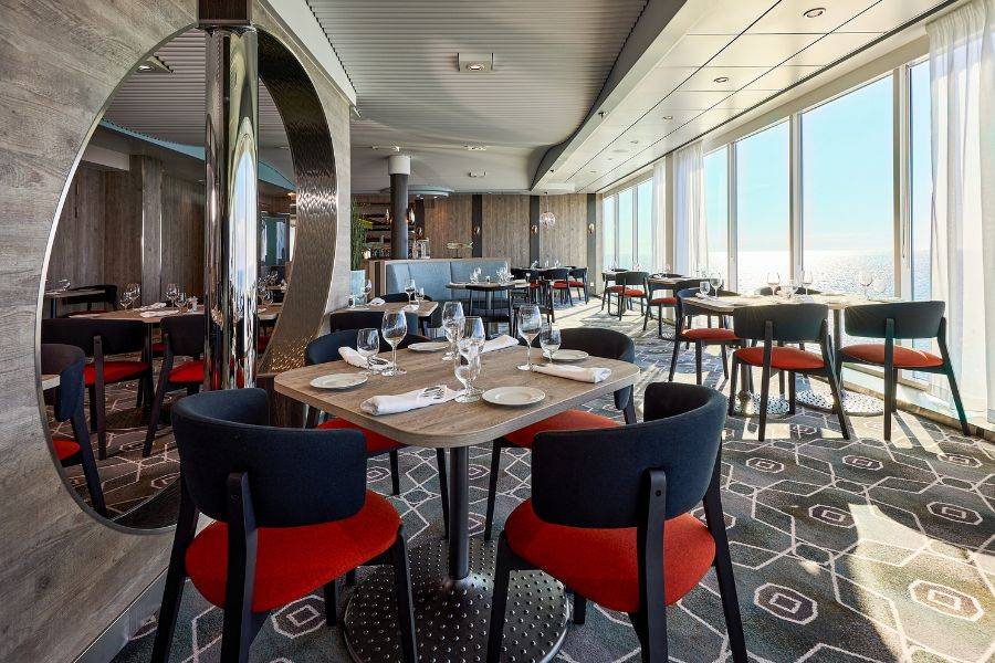 Modernes Restaurant mit Meerblick an Bord eines Mein Schiff Kreuzfahrtschiffs