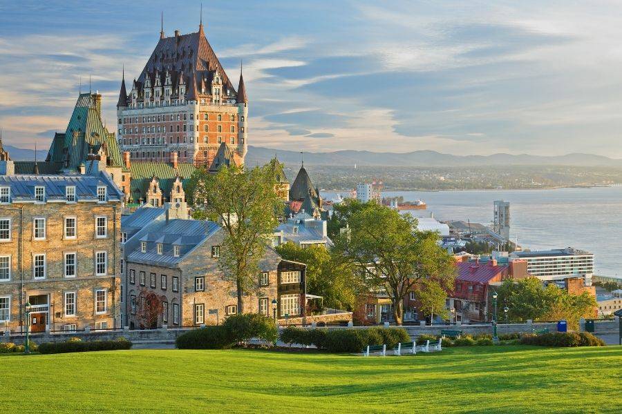 Historische Altstadt von Québec mit Château Frontenac und Blick auf den Sankt-Lorenz-Strom
