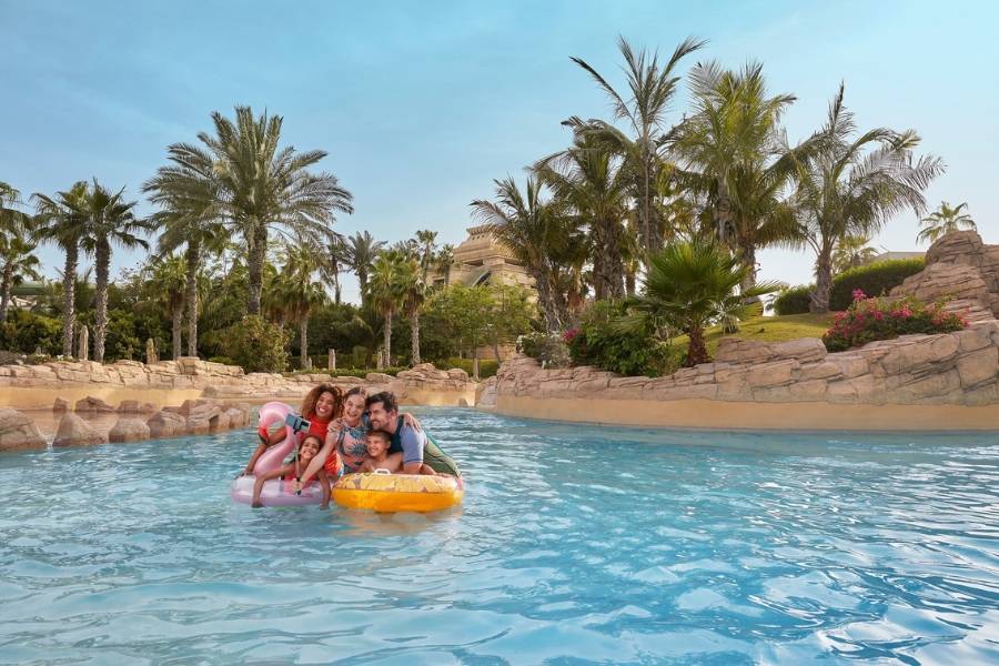 Familie auf Schwimmreifn im Wasserkanal der Aquaventure World in Dubai