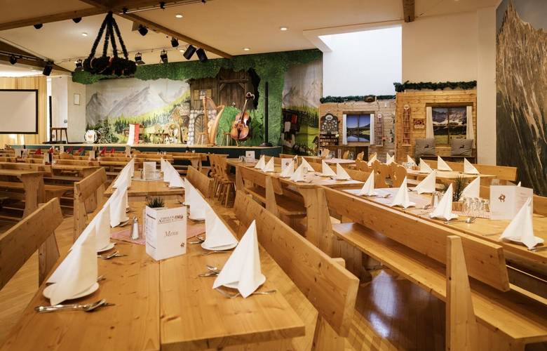 Alpensaal Innsbruck mit rustikaler Holzeinrichtung und traditionellem Tiroler Ambiente für Corporate Events Parkett Nordkette mit Bühne
