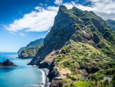 Grüne Felsen an der Küste auf Madeira