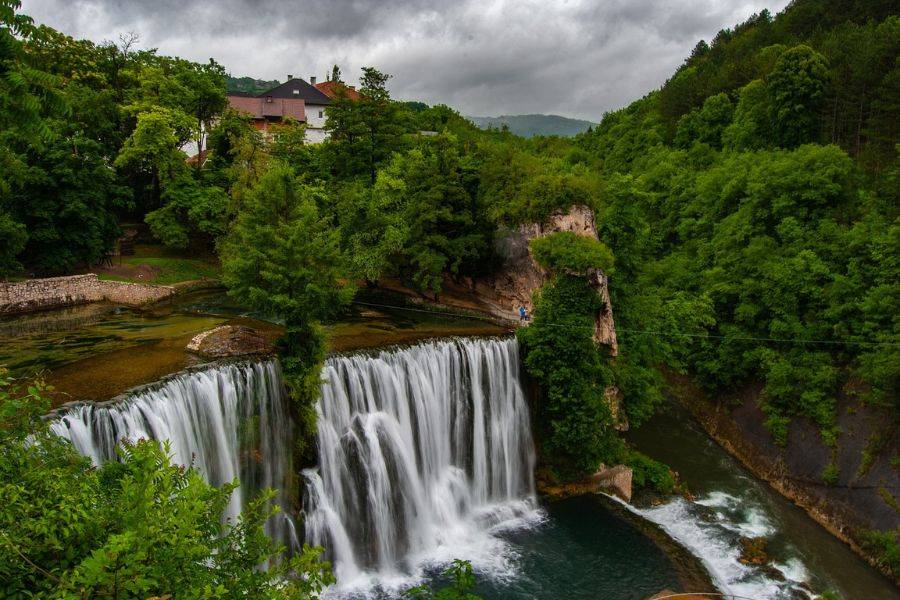 Wasserfall umgeben von grünen Wäldern