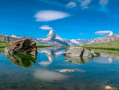 Alpiner Bergsee in den Schweizer Alpen mit Spiegelung des Matterhorns im klaren Wasser