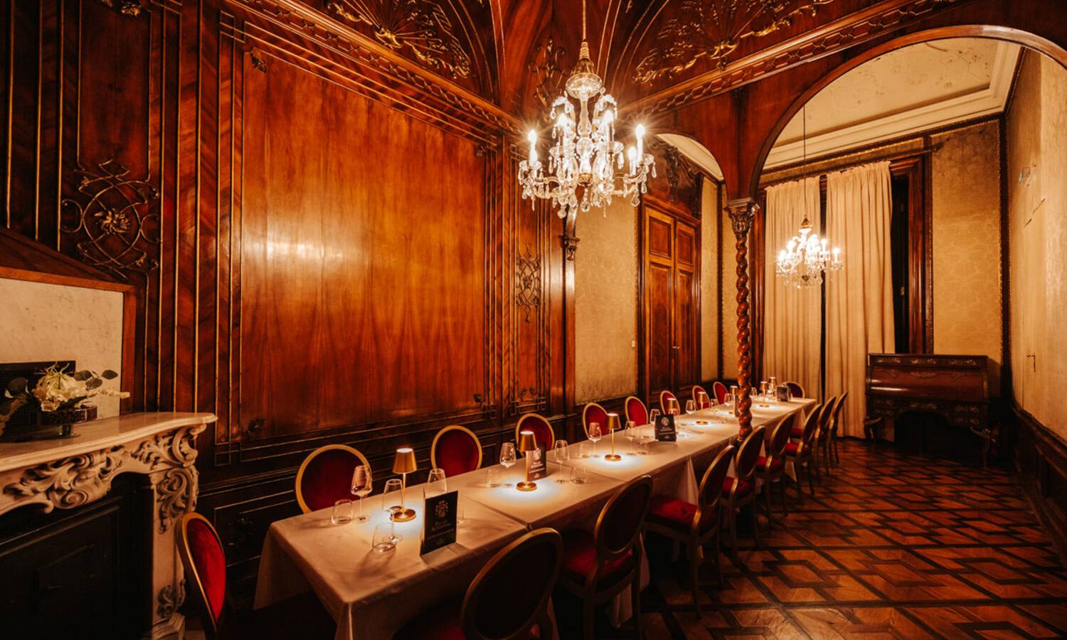 Maria‑Theresien Saal im Palais Auersperg mit festlicher Bestuhlung für einzigartiges Gala Dinner oder Firmenveranstaltungen in Wien 