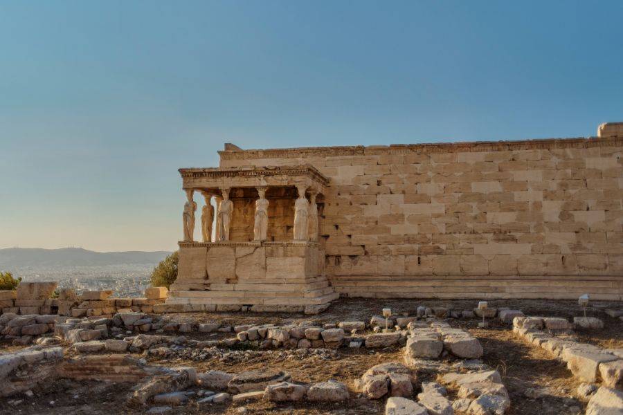 Antike Tempelanlage mit Blick über eine historische Landschaft im Abendlicht