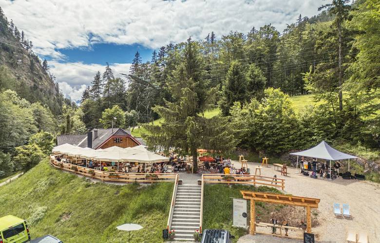 Streetfood Hütte im Almstadl am Schwarzensee mit regionalen Speisen in alpiner Umgebung
