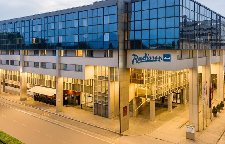 Außenansicht des Radisson Blu Hotel & Conference Centre Salzburg mit moderner Architektur und zentraler Lage für Kongresse und Business Events bis 1.000 Gäste