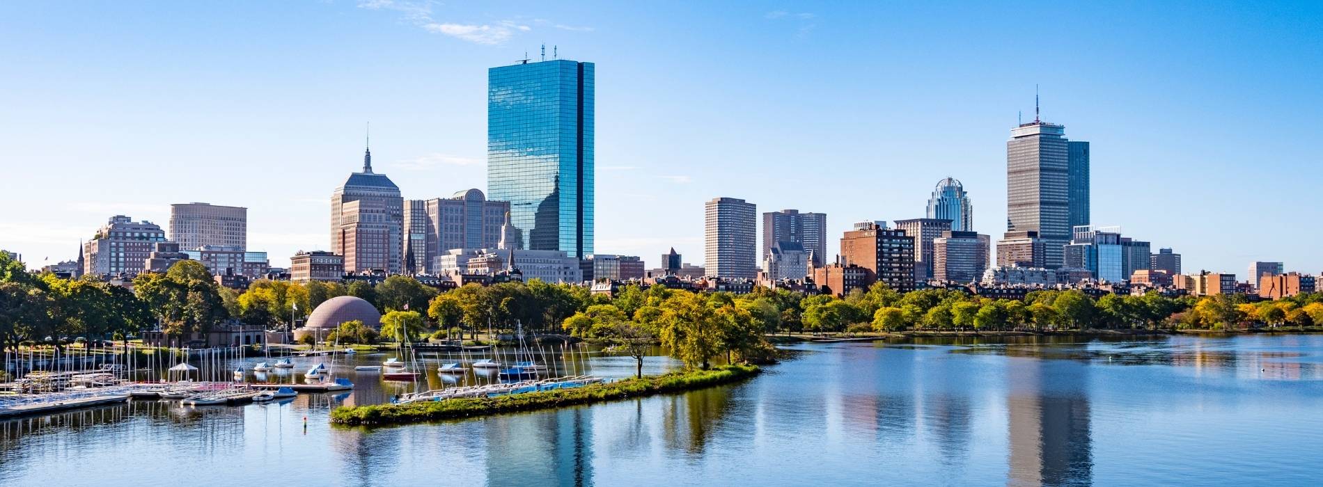 Skyline von Boston mit Charles River und moderner Hochhauskulisse  