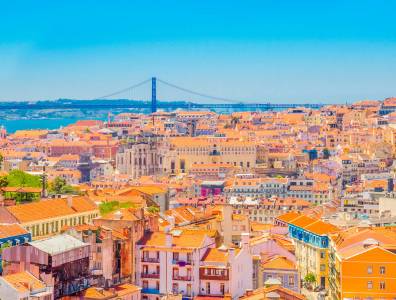 Aussichtspunkt in Lissabon mit Panorama über Dächer und den Atlantik
