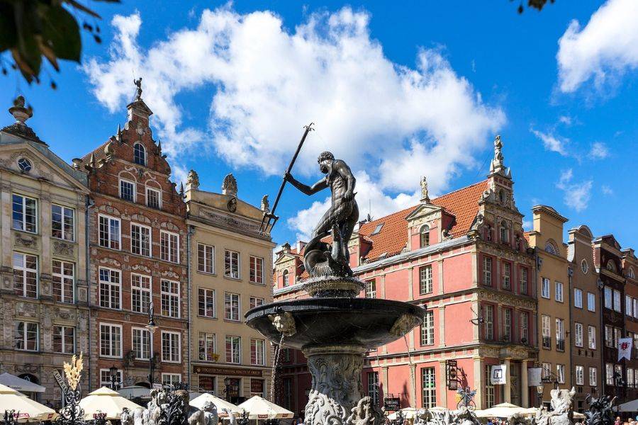 Der Neptunbrunnen auf dem Langen Markt – ein zentrales Symbol Danzigs. Umgeben von hanseatischen Fassaden.