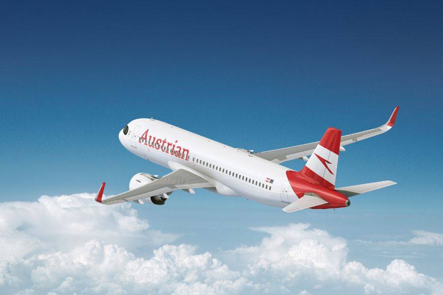 Ein Flugzeug der Austrian Airline, wie es durch die Wolken gleitet.