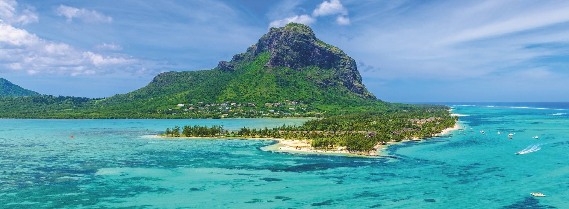 Blick auf Mauritius vom türkisfarbenen Meer aus der Vogelperspektive 