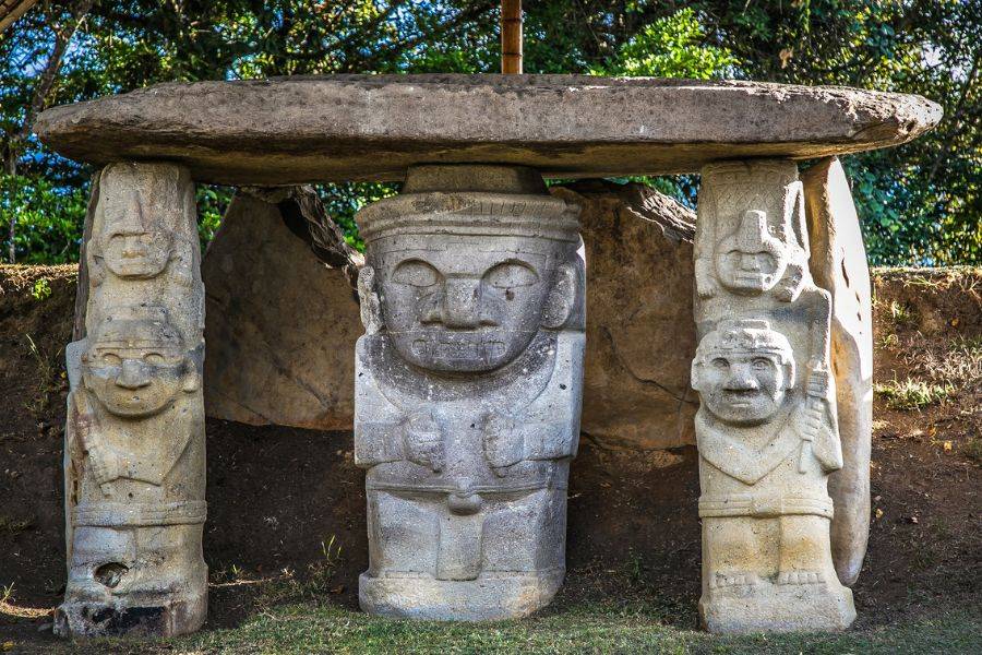 Blick über die bunten Häuser und historischen Straßen der Altstadt von Quito, Ecuador.