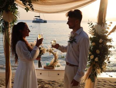 Hochzeitspaar am Strand