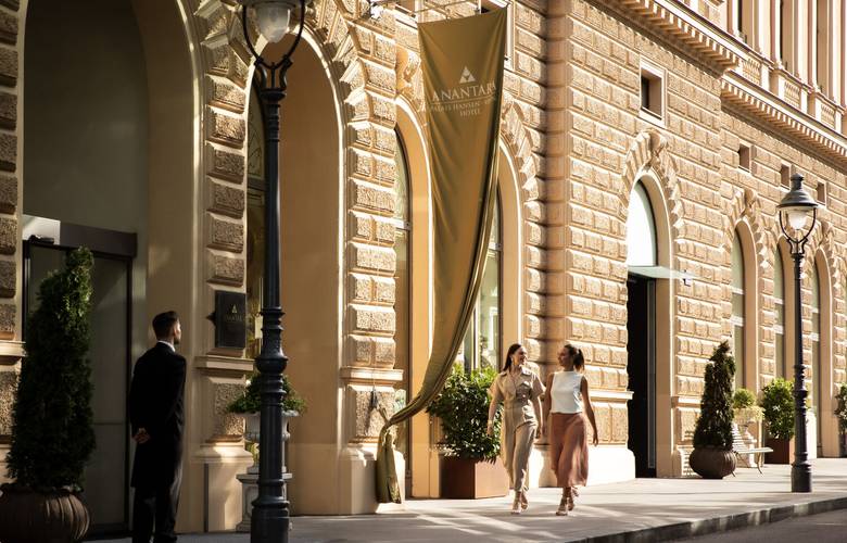 Anantara Palais Hansen Vienna Außenansicht an der Ringstraße mit Baumallee, Business- und B2B-Eventlocation in Wien