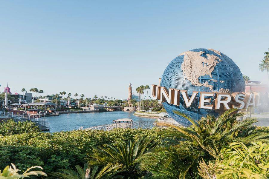 Eingangsbereich der Universal Studios in Orlando, Florida mit dem ikonischen Globus und tropischer Parklandschaft – beliebtes Highlight auf jeder Florida-Rundreise.