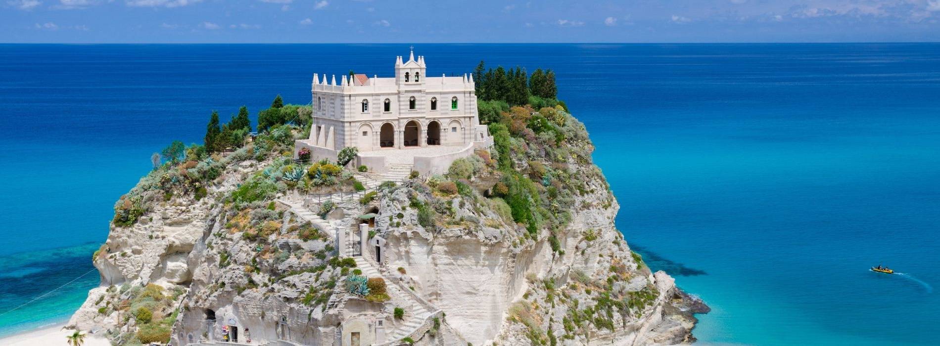 Kirche Santa Maria dell’Isola auf einem Felsen über dem Meer in Tropea, Kalabrien