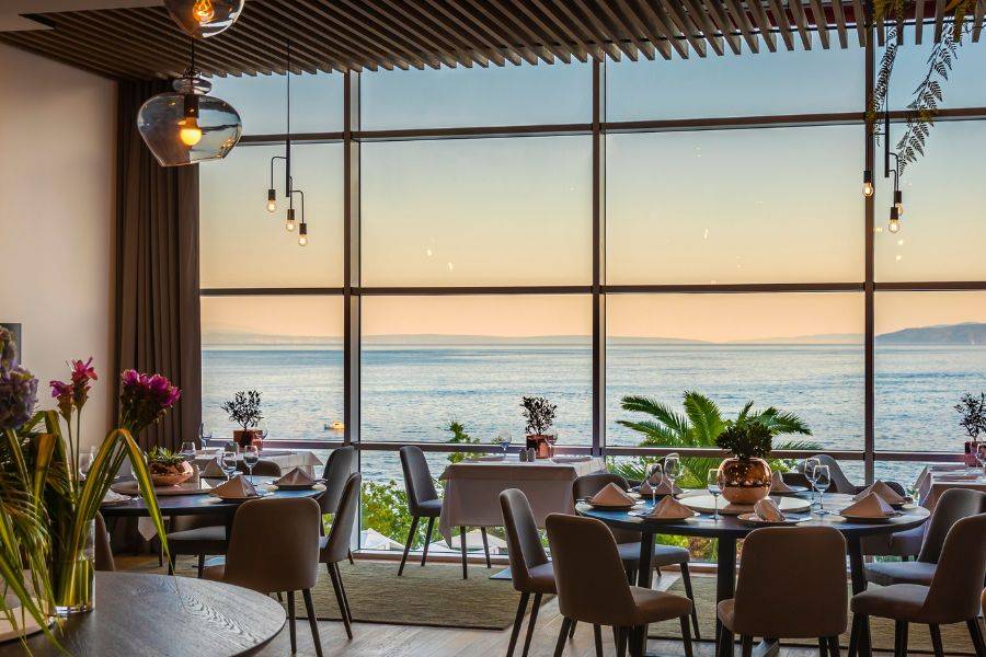 Ein luxuriöses Restaurant von Innen mit Aussicht auf einen schönen Sonnenuntergang.