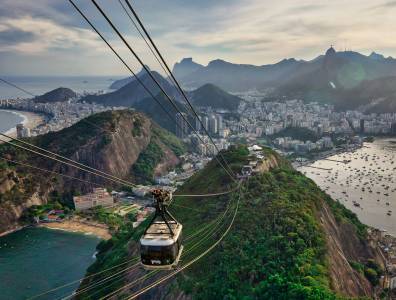 Seilbahn zum Zuckerhut in Rio de Janeiro mit Blick auf die Stadt, Copacabana, Christusstatue und die Guanabara-Bucht – ikonisches Panorama Brasiliens.