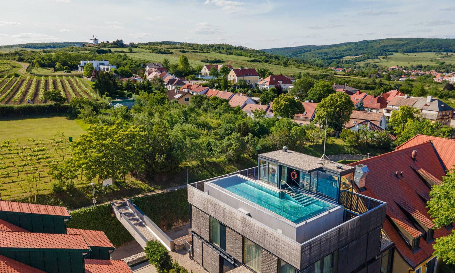 Außenanischt mit Blick auf Infinity Pool am Dach