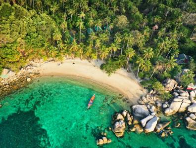 Tropischer Strand mit Palmen in Thailand – ruhiger Rückzugsort für Healing und Wellness