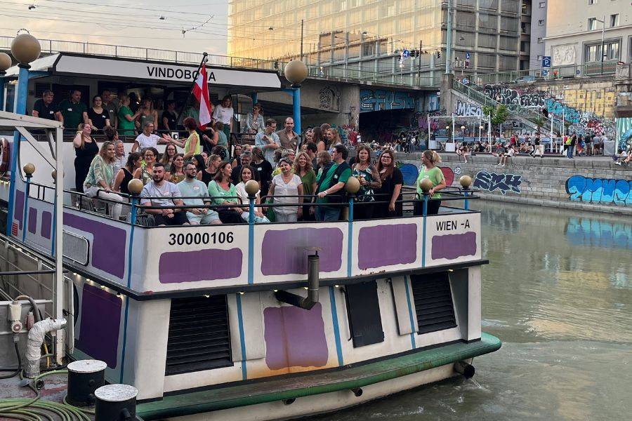 Alle Mondial Mitarbeiter*innen auf einem Schiff in der Donau.