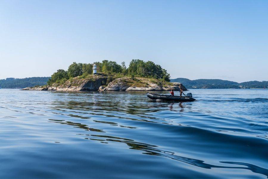 Zodiac vor einer kleinen felsigen Insel an der schwedischen Küste