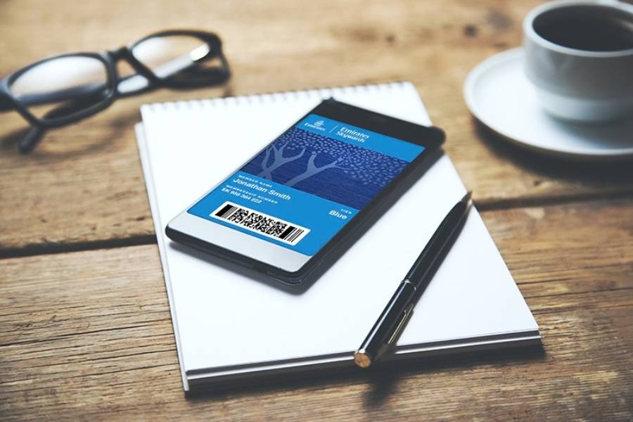 Digitaler Skywards Pass auf einem Smartphone neben Notizbuch und Kaffeetasse