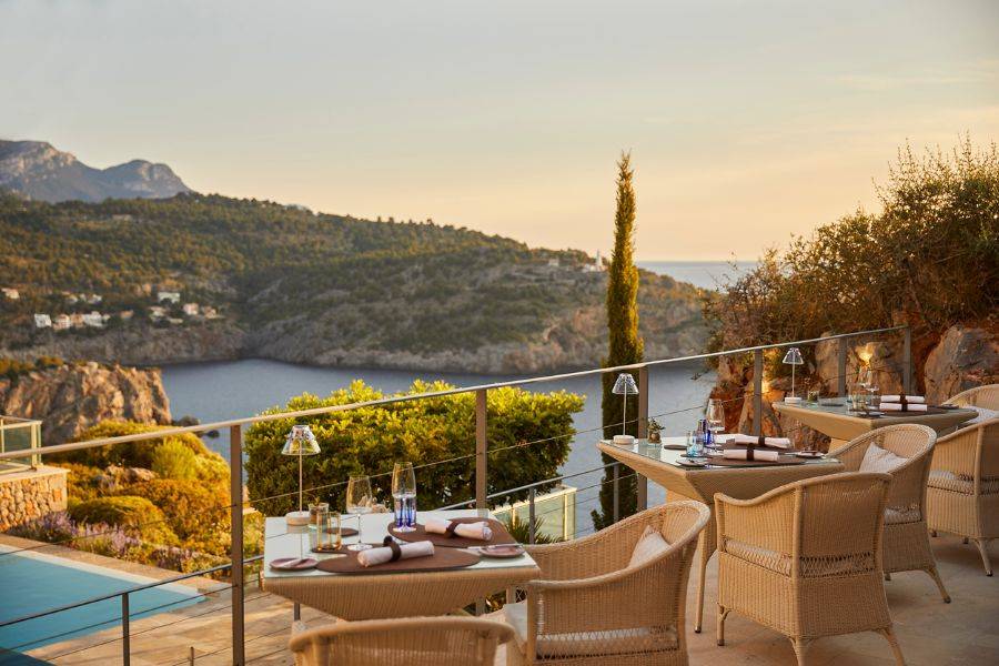 Dinner mit Meerblick: Die Restaurants des Resorts verbinden mediterrane Küche mit einzigartiger Aussicht.