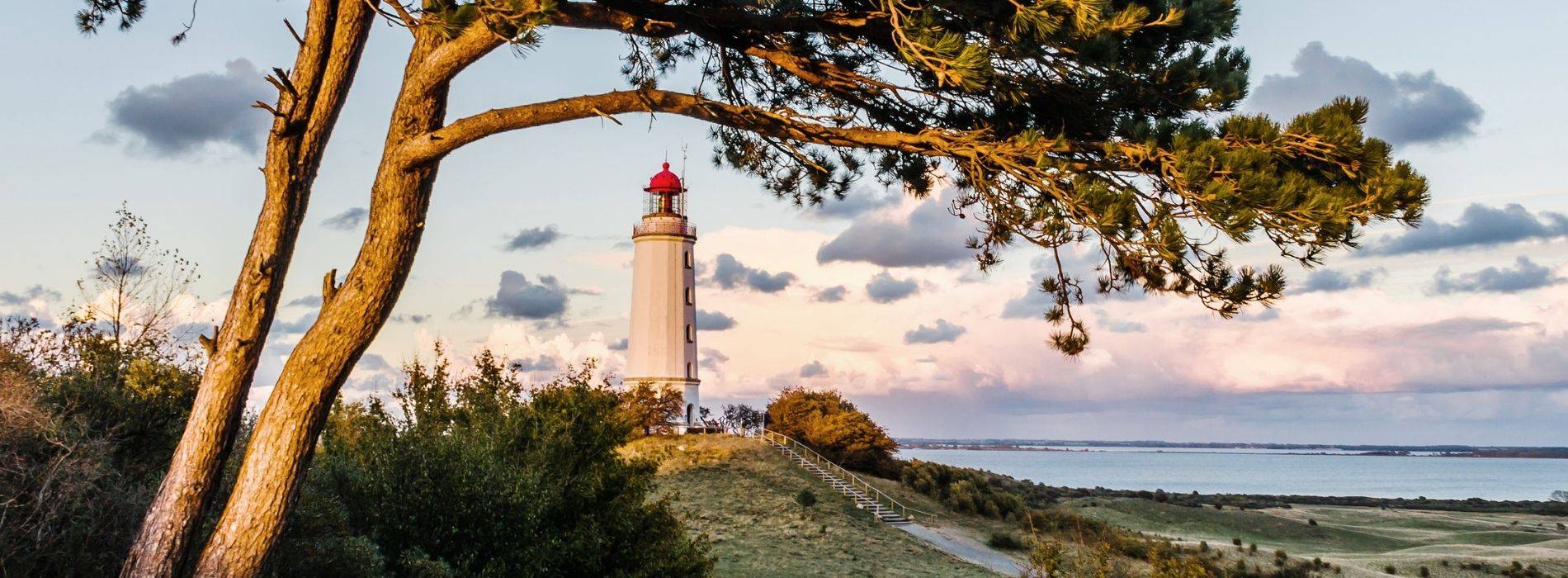 Leuchtturm Kap Arkona auf Rügen mit Blick über die Ostsee