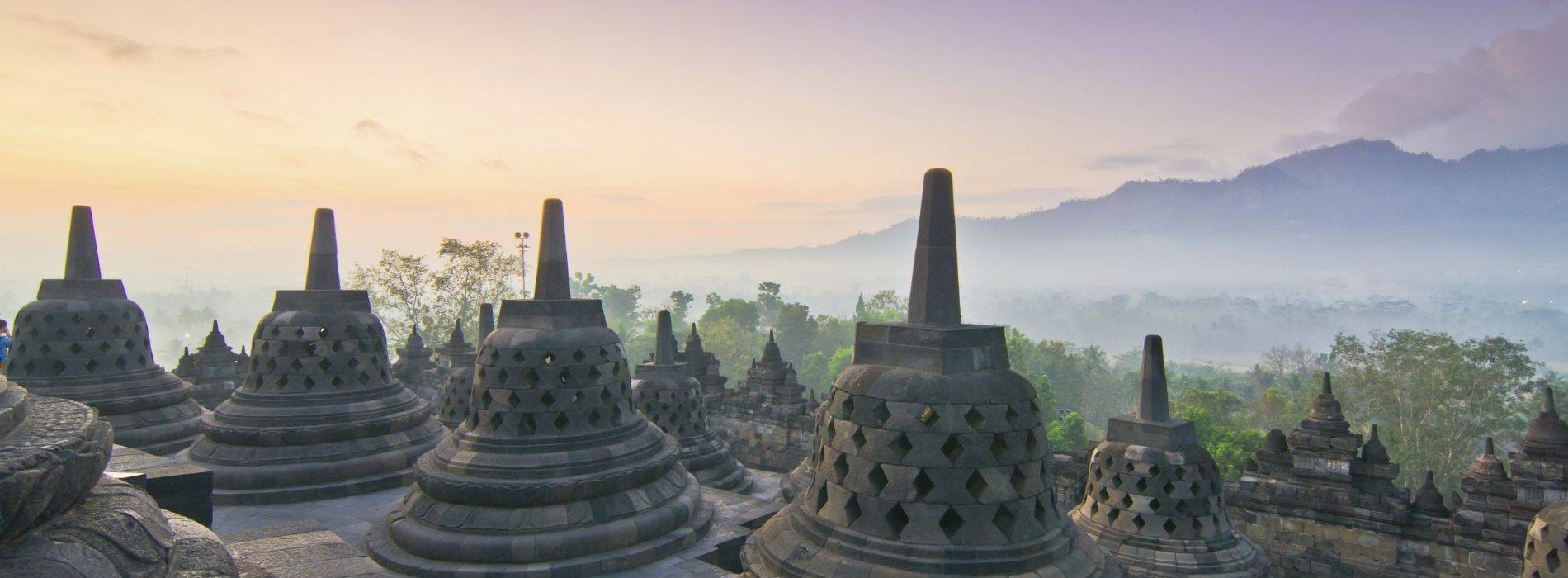 Borobudur-Tempel mit Stupas bei Sonnenaufgang vor Berglandschaft auf Java, Indonesien