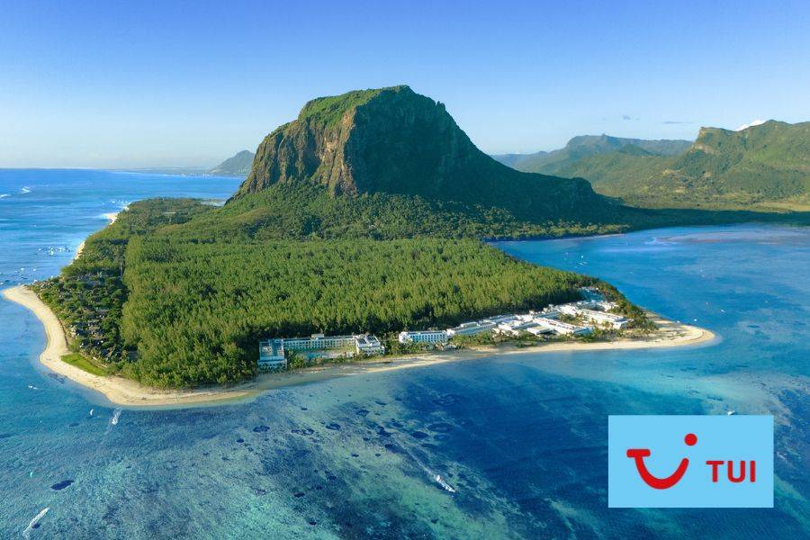 RIU Turquoise Mauritius – traumhafte Küstenlandschaft mit türkisfarbenem Meer und Blick auf den Le Morne Brabant