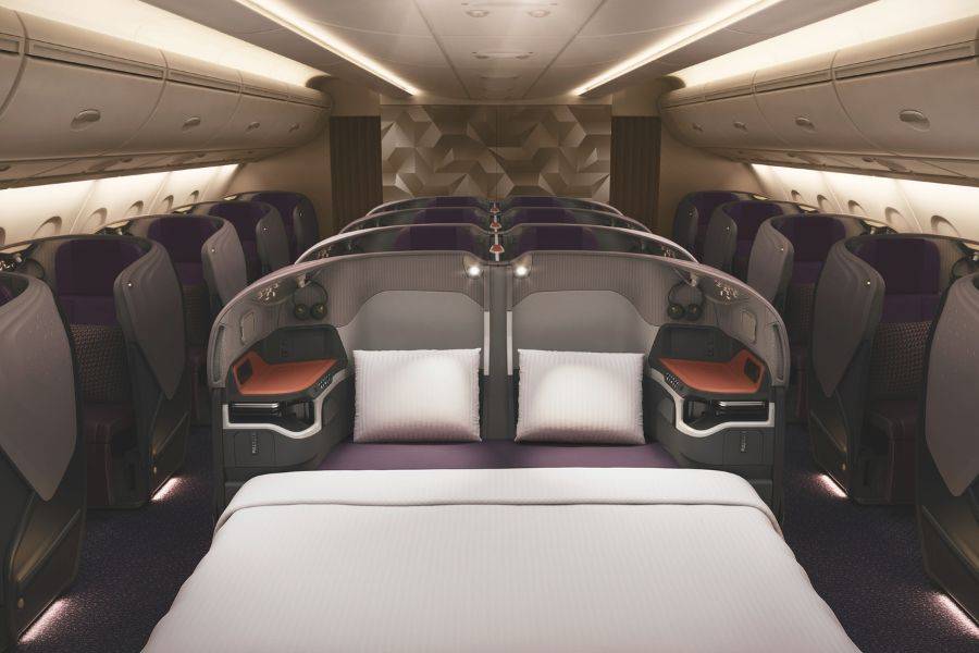 Premium Business-Class-Kabine mit luxuriösem Sitzbereich, der sich zu einem komfortablen Doppelbett umwandeln lässt, perfekt für Langstreckenflüge mit maximalem Komfort.