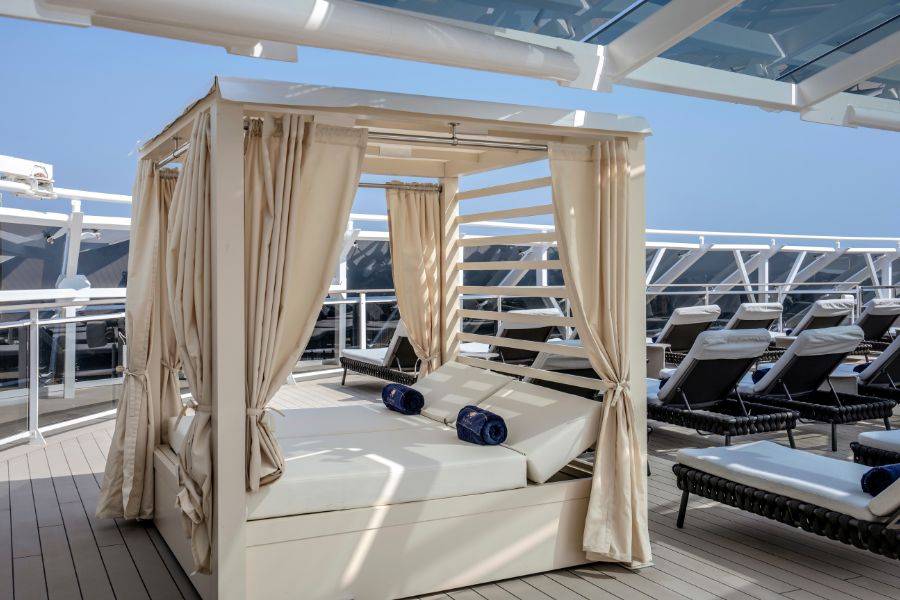 Eine Lounge zum Entspannen und Sonnen auf dem Sonnendeck der MSC World Europa.