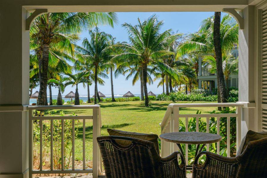Aussicht von einer der Ocean Heaven Junior Suites in den grünen Garten, welcher mit Palmen bestückt ist.