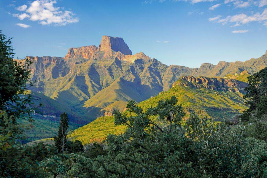 Spektakuläre Berglandschaft der Drakensberge in Südafrika entlang der Route des African Explorer