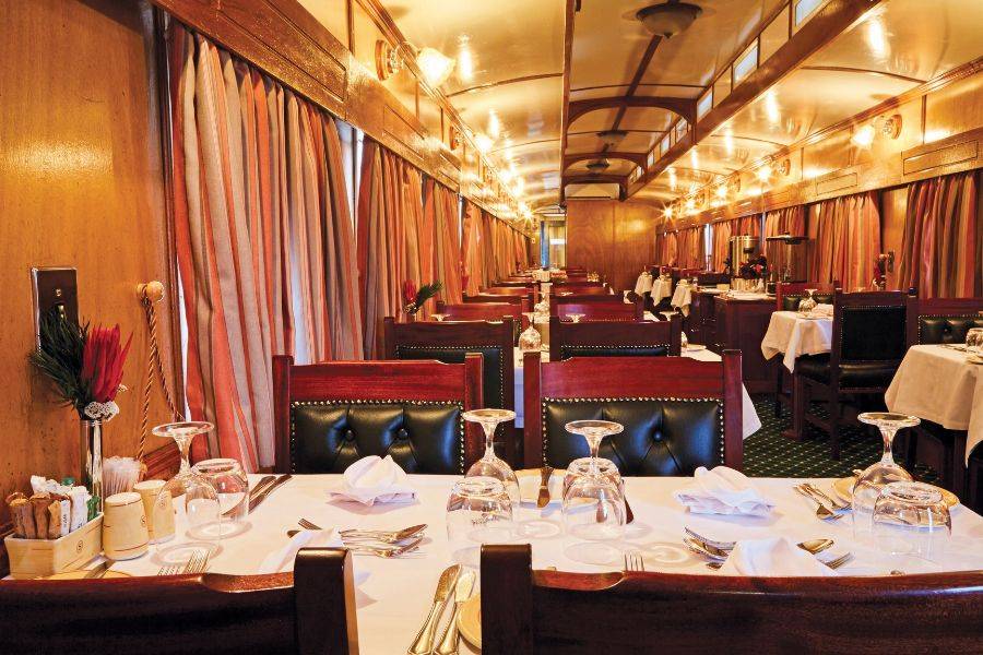 Eleganter Speisewagen des African Explorer mit nostalgischem Ambiente und gehobener Gastronomie